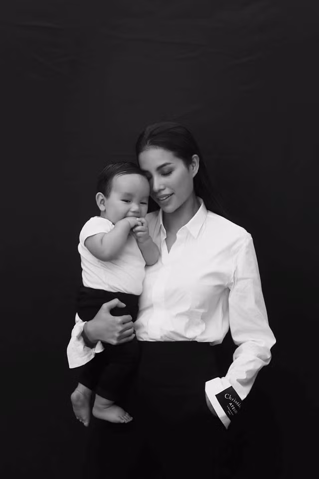 Cách đây ít ngày, hình ảnh người đàn ông được cho là hôn phu của Phạm Hương, cha của bé Max lan truyền trên mạng xã hội.