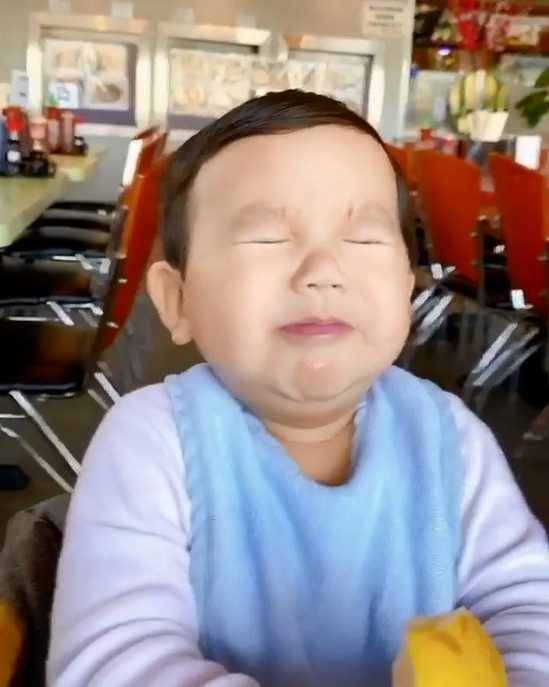 Nhưng sau khi nếm phải vị chua thì biểu cảm của con trai Phạm Hương như thế này đây. Dưới phần bình luận, nhiều mỹ nhân Việt cũng như cư dân mạng "phát cuồng" vì sự đáng yêu của bé Max. Hoa hậu Khánh Vân viết: "Haha, thấy ghét quá đi mẹ Bee ơi". Hoàng Thùy lại ngợi khen: "Max đáng yêu và đẹp trai quá chị".