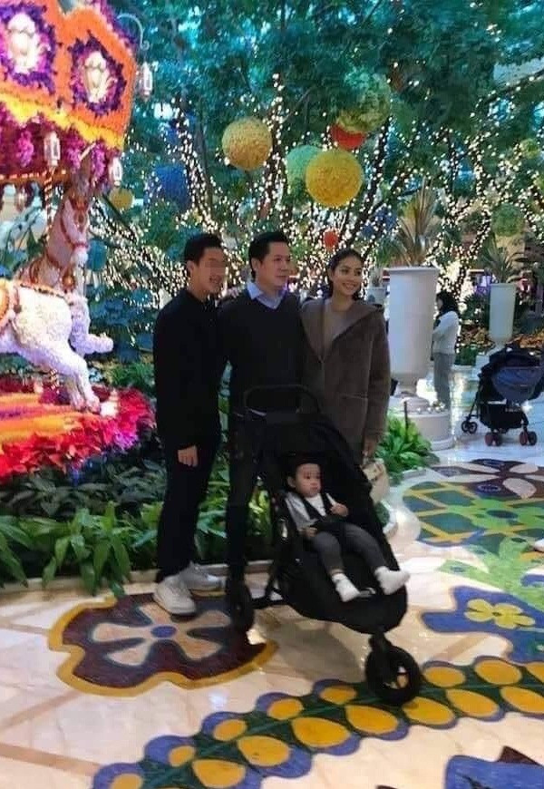 Đây được xác định là doanh nhân P.T, đại gia vướng nghi án yêu Phạm Hương suốt 2 năm qua. Trước thông tin lan truyền, Phạm Hương không lên tiếng xác nhận.