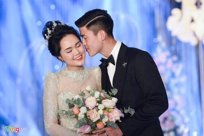Về chung nhà bằng một đám cưới cổ tích vào đầu năm nay, Duy Mạnh - Quỳnh Anh khiến nhiều người ngưỡng mộ vì mối tình lâu năm bền chặt. Quen nhau từ một buổi tiệc cách đây gần 5 năm, đôi trẻ là một trong số ít những cặp cầu thủ - WAGs chưa từng dính tin đồn rạn nứt. Khi yêu cho đến lúc cưới, Quỳnh Anh luôn thể hiện sự ủng hộ tuyệt đối dành cho nửa kia. Cô thường xuyên có mặt trên khán đài cổ vũ chồng. Khi anh du đấu nước ngoài, nàng WAGs cũng chu đáo chuẩn bị đồ ăn để anh mang theo.