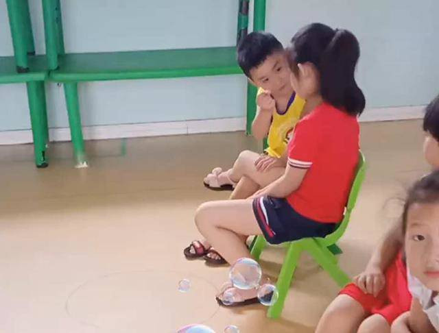 Tuong 2 tre mau giao danh nhau, co giao ngo ngang khi lai gan