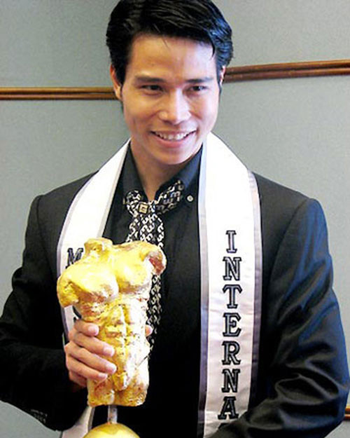 Từng đảm nhận vai trò là siêu mẫu kiêm giảng viên trường ĐH Cần Thơ, nhưng Tiến Đoàn lại thu hút sự chú ý hơn cả khi đăng quang cuộc thi "Mister International 2008". Khi sự nghiệp đang ở thời kỳ đỉnh cao, anh bất ngờ chuyển hướng khi sang Mỹ học đào tạo phi công. Nam vương dường như không xuất hiện tại các sự kiện ở Việt Nam. 