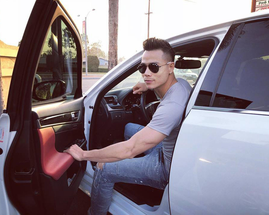 Về chuyện tình cảm, Tiến Đoàn vẫn kín tiếng và không chia sẻ trước truyền thông. Anh nói: "Thực sự là không phải bây giờ mà thật lòng tôi chưa bao giờ muốn chia sẻ chuyện tình cảm riêng tư. Nếu khoe quá chi tiết bạn gái không vui, úp úp mở mở mọi người lại nói cố tình che đậy điều gì đó, vậy nên tốt nhất là giữ trong lòng". Anh cũng tiết lộ bản thân chưa có ý định về Việt Nam vì vẫn còn ham chơi và cảm thấy nước Mỹ còn quá nhiều điều thú vị để khám phá.