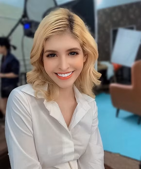 Trong khi đó, Andrea liên tục dính vào scandal đặc biệt là tin đồn bán dâm giá 12.000 USD cho một đại gia 65 tuổi vào năm 2018. Tuy nhiên cô đã lên tiếng phủ nhận. Cũng sau scandal này, Andrea dường như mất tích khỏi showbiz Việt.