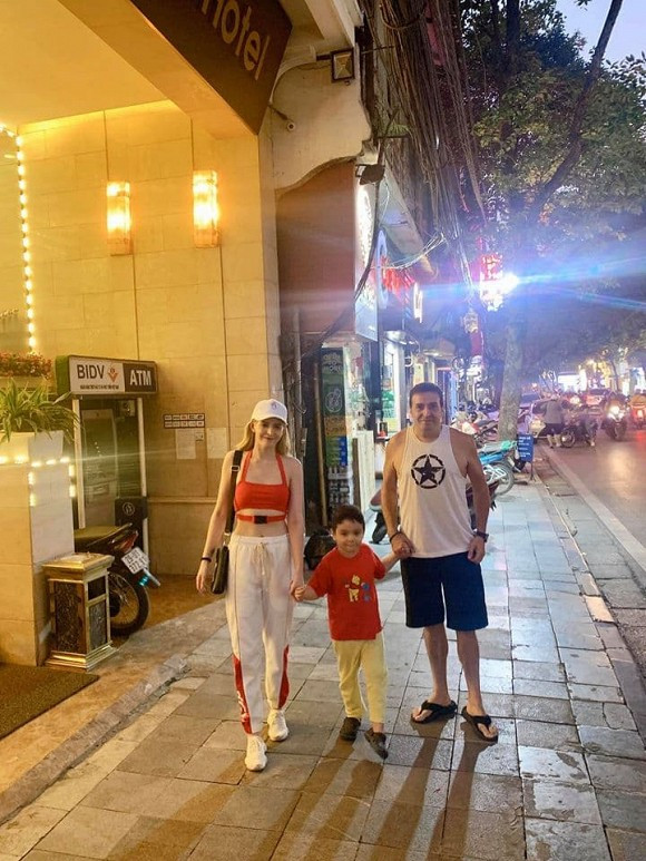 Ngoài công việc, cô nàng dành thời gian chăm sóc và chơi cùng em trai.