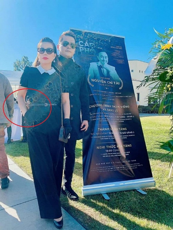 Đã có rất nhiều "cú twist" khiến cư dân mạng chóng mặt khi theo dõi câu chuyện của nam diễn viên Hoàng Anh và vợ. Lần lượt những người ngoài cuộc được cho là có quan hệ thân quen với người trong cuộc đứng ra, lên tiếng bênh vực cho cả người chồng và người vợ. Những "phốt" được liên tục phơi bày bằng những post rất dài trên trang cá nhân của người được cho là "bạn thân diễn viên Hoàng Anh" để tố Quỳnh Như cư xử tệ bạc khiến chồng "ngột ngạt" với cuộc sống hôn nhân. Hay thậm chí là livestream để trần tình sự việc và "phản tố" của Quỳnh Như cùng bạn thân, cáo buộc Hoàng Anh và "tiểu tam" mới là nguyên nhân khiến hôn nhân rạn vỡ. Giữa những ồn ào chưa biết thực hư ra sao, thì mới đây trong tang lễ cố nghệ sĩ Chí Tài tại Mỹ, người ta bắt gặp cảnh Hoàng Anh và Quỳnh Như vô tình chạm mặt nhau. Nam diễn viên cố tình làm lơ người bạn đời của mình, vẫn thân mật ôm eo "người tình tin đồn". Quỳnh Như ngay sau đó đã lặng lẽ ra về.