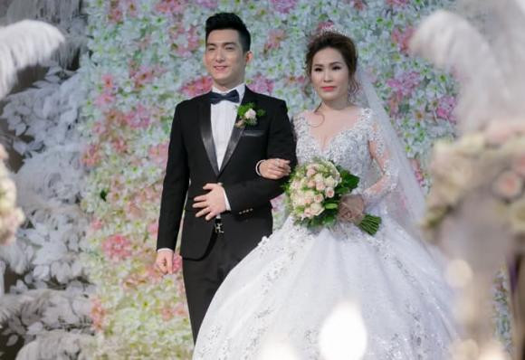 Bảo Duy "chơi lớn" tự chặt ngón tay để chứng minh tình yêu với vợ... và sau đó chính thức ly hôn. Thời gian đầu sau khi chia tay, Bảo Duy và Phi Thanh Vân vẫn liên tục "khẩu chiến", thi nhau "vạch áo cho người xem lưng", liệt kê hết tật xấu của nhau và tranh giành quyền nuôi con. Cuối cùng, con trai chung của hai người là bé Tấn Đức được tòa án xử cho Phi Thanh Vân chăm sóc. Về phía Bảo Duy, anh từng chia sẻ rất buồn sau khi ly hôn với Phi Thanh Vân và mất quyền nuôi con. Thế nhưng, không lâu sau đó, Bảo Duy lại chính thức làm chú rể một lần nữa vào tháng 8/2017, vợ anh là một Việt kiều Australia tên Thúy Oanh.