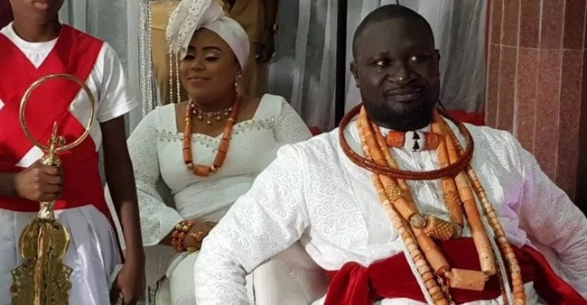 Là người có nhiều tiền, đại gia này vẫn thường chi tiền làm từ thiện để giúp những em có hoàn cảnh khó khăn có thể học từ tiểu học đến đại học.