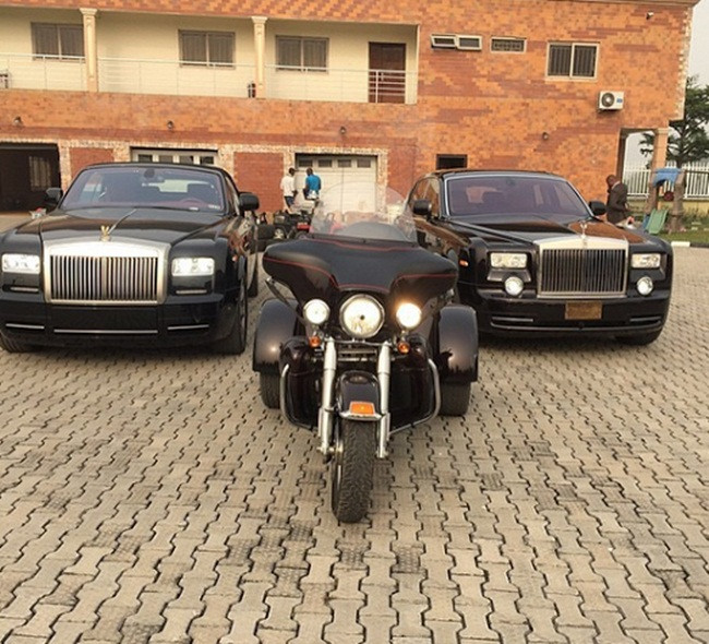 Ông sở hữu khoảng 20 siêu xe, trong đó có các mẫu xe như Lexus, Phantom, Hummer, Mercedez Benz. BMW.