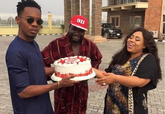 Ayiri kiếm tiền như nước nhờ nhiều nguồn. Ayiri là chủ tịch và CEO của A &amp; E group, công ty đầu tư vào lĩnh vực dầu khí, xây dựng, vận tải, giải trí và khách sạn.