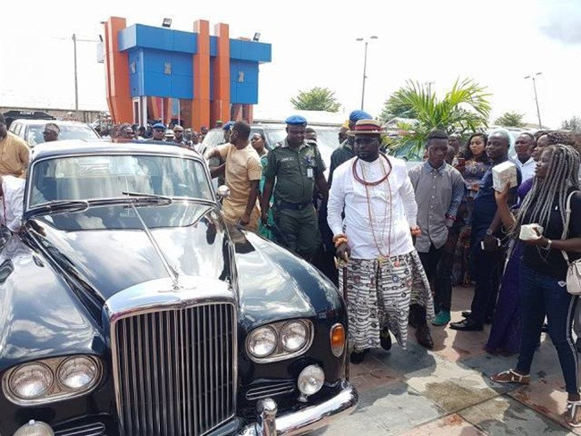 Vị đại gia gây xôn xao thế giới là tỷ phú Ayiri Emami. Sự việc diễn ra ở đám cưới của người em trai là Bawo Emami, ở thành phố Warri, Nigeria ngày 12/11/2016.