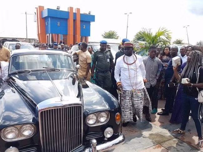 Vị đại gia gây xôn xao thế giới là tỷ phú Ayiri Emami. Sự việc diễn ra ở đám cưới của người em trai là Bawo Emami, ở thành phố Warri, Nigeria ngày 12/11/2016.