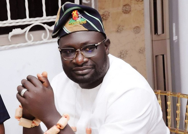 Thậm chí, khi biết tin ngôi sao Tuface Idibia tổ chức đám cưới, Ayiri còn tặng cho ngôi sao này một chiếc xe hơi Ranger Rover và tiền mặt 20 triệu USD.