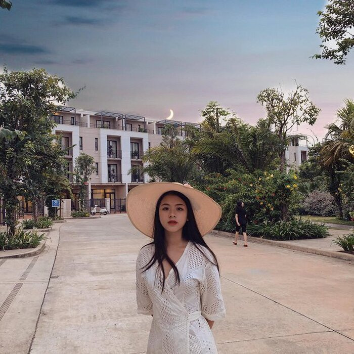 Mới đây, Hồng Khanh gây bất ngờ khi công khai khoảnh khắc tình tứ với bạn trai trên trang cá nhân. Theo đó, trước lời ngỏ ý muốn làm quen của một cư dân mạng, con gái NSƯT Chiều Xuân đã khéo léo từ chối bằng cách đăng ảnh sánh đôi bên “người thương” như ngầm thông báo mình là “hoa đã có chủ”.