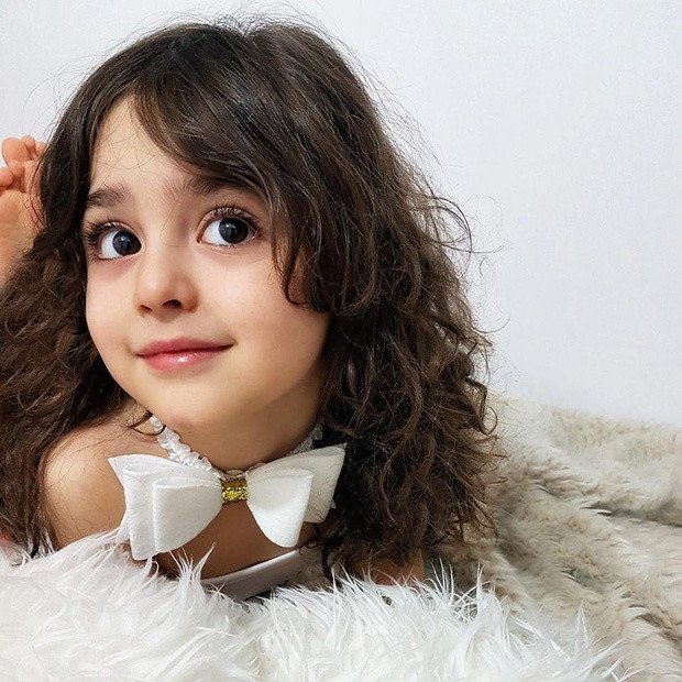 Bé gái lọt vào mắt xanh của hàng loạt thương hiệu nổi tiếng. Mahdis từng làm mẫu cho nhiều nhãn hàng như Badalijat, Sete Madar Dokhta và Grand Kids Shop.