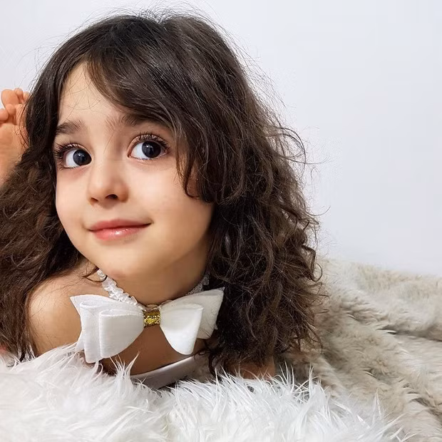 Bé gái lọt vào mắt xanh của hàng loạt thương hiệu nổi tiếng. Mahdis từng làm mẫu cho nhiều nhãn hàng như Badalijat, Sete Madar Dokhta và Grand Kids Shop.