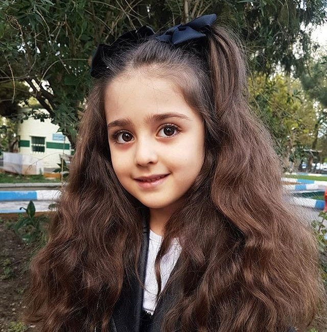 Mahdis Mohammadi (8 tuổi, đến từ Urmia, Iran) từng là một trong những cô bé nổi tiếng nhất nhì mạng xã hội. Năm 2016, khi cha của Mahdis đăng hình con gái lên trang cá nhân, bé gái gây sốt khắp các nước trên thế giới, trong đó có Việt Nam.