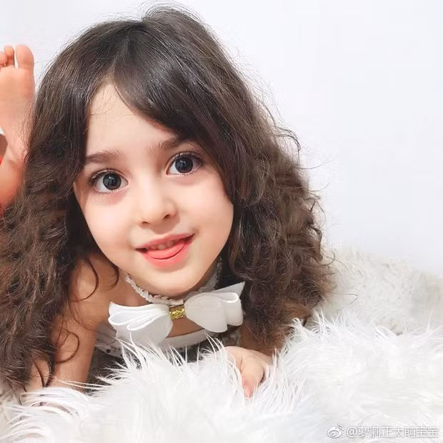 Cô bé sinh năm 2008 sở hữu gương mặt xinh như búp bê với đôi mắt to tròn, hàng mi cong vút, nụ cười ngọt ngào cùng mái tóc bồng bềnh như công chúa.
