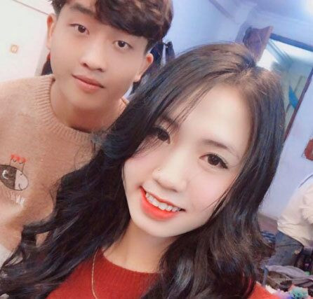 Tiền đạo Trần Danh Trung được cho là đang hẹn hò với nữ cầu thủ của CLB Phong Phú Hà Nam Trần Thị Duyên. Nguyên nhân từ việc, Trần Thị Duyên bất ngờ đăng bức ảnh chụp thân mật với cầu thủ được coi là "hot boy" của U23 Việt Nam trên tài khoản Facebook.