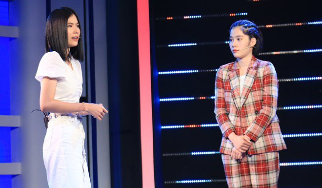 Cười méo mó, Nam Em nhìn thẳng vào ống kính nói với mẹ mình: “Bà Tám ơi, con xin lỗi bà Tám vì cả cuộc đời sinh ra con nhưng con chỉ gọi bà là bà Tám. Không phải con không có tình cảm với bà Tám mà chúng ta có khoảng cách quá, từ nay con sẽ học cách gọi bà Tám là mẹ”.