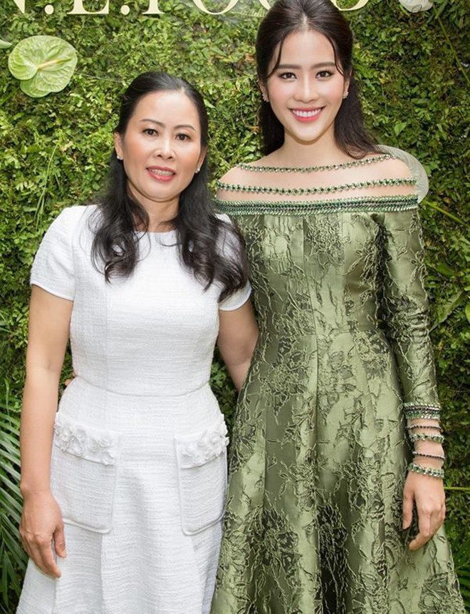 Nam Anh nghẹn ngào mãi mới nói nên lời: “Chúng ta hãy cố trân trọng những khoảng thời gian còn lại, vì cuộc sống của mỗi con người mong manh lắm. Quá khứ qua rồi hãy cho qua đi, chúng ta hãy xây dựng một tương lai tốt đẹp hơn. Mẹ nhé!” Nam Em, Nam Anh khóc nức nở khi hát bài hát “Cho con” với những ca từ: “Ba sẽ là cánh chim cho con bay thật xa, mẹ sẽ là nhành hoa cho con cài lên ngực. Ba mẹ là lá chắn, che chở suốt đời con”. Và ngay chính khoảnh khắc hai chị em ôm nhau là lúc cảm xúc của khán giả cũng thực sự vỡ òa, không thể kiềm nổi nước mắt vì quá đau lòng cho hoàn cảnh của Nam Anh và Nam Em.