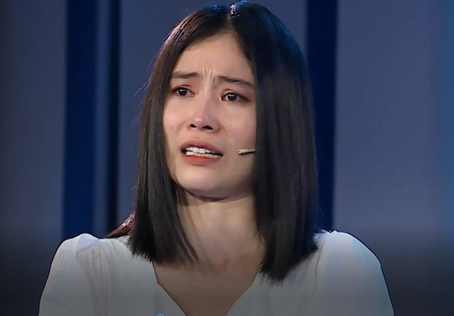 Nam Anh chia sẻ đã từng nghĩ quẩn: “Hay là tôi chết đi, tôi chết đi mọi người sẽ nhận ra tôi có tồn tại trên cuộc đời này. Tôi chết rồi mọi người sẽ thương bạn nhiều hơn, người ở lại sẽ bớt chịu đau khổ nhiều hơn”. Lắng nghe những lời bộc bạch của chị gái, nước mắt Nam Em cứ thế chảy dài. Cô nói: “Có thời gian tôi hay đưa bạn đi tham gia show bạn nhớ không? Tôi nghĩ sẽ đẩy bạn lên để thay thế tôi, giúp tôi làm những việc mà tôi chưa làm được vì tôi nghĩ tôi sắp chết rồi”.