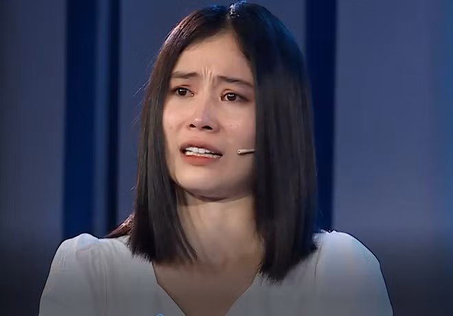 Nam Anh chia sẻ đã từng nghĩ quẩn: “Hay là tôi chết đi, tôi chết đi mọi người sẽ nhận ra tôi có tồn tại trên cuộc đời này. Tôi chết rồi mọi người sẽ thương bạn nhiều hơn, người ở lại sẽ bớt chịu đau khổ nhiều hơn”. Lắng nghe những lời bộc bạch của chị gái, nước mắt Nam Em cứ thế chảy dài. Cô nói: “Có thời gian tôi hay đưa bạn đi tham gia show bạn nhớ không? Tôi nghĩ sẽ đẩy bạn lên để thay thế tôi, giúp tôi làm những việc mà tôi chưa làm được vì tôi nghĩ tôi sắp chết rồi”.