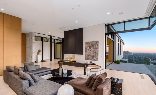 Các khu vực sinh hoạt trong nhà mang tông màu lúa mì sang trọng chủ đạo từ những sàn gỗ cứng. Phòng khách rộng mở, sáng sủa, với tầm nhìn thoáng đãng ra khung cảnh thành phố.