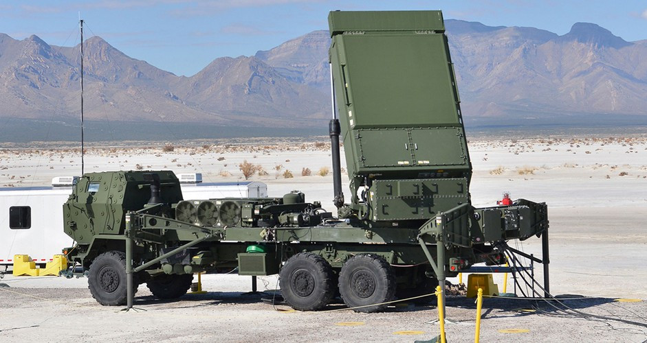 Đầu tiên chính là tổ hợp tên lửa phòng không tầm trung tiên tiến MEADS do châu Âu chế tạo, đây thực chất là phiên bản nâng cấp từ hệ thống MIM-104 Patriot của Mỹ.