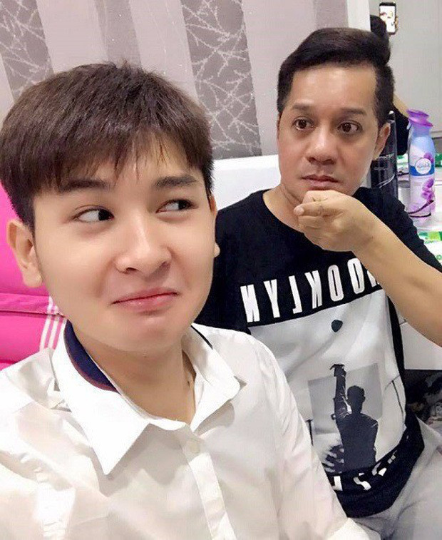 Trong nghề, Minh Nhí là "thầy của thầy" nên có rất nhiều diễn viên gọi anh thân thương là "ba"; nhưng anh chỉ có con trai là Minh Khải. Vì vậy, anh không tiếc dồn hết tình yêu thương cho con, chưa từng gợn chuyện con đẻ - con nuôi.