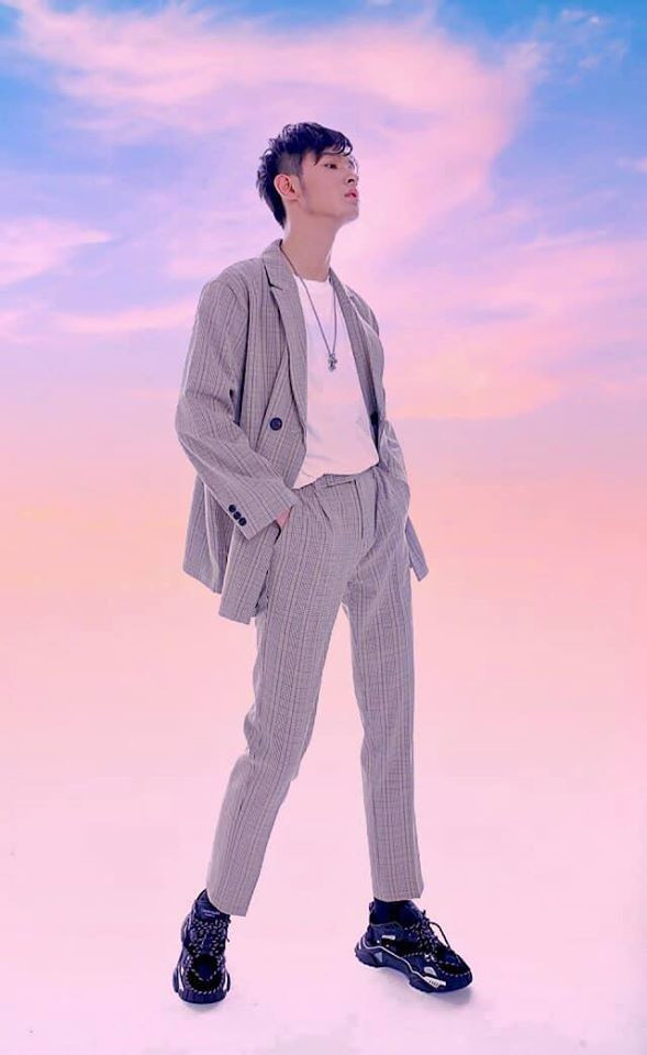 Trong mắt ba nuôi, Minh Khải là cậu bé ngoan, luôn nghe lời ba, lễ phép với người lớn. Theo lời Minh Nhí, con trai đi diễn, kiếm được bao nhiêu cát-xê đều gửi anh giữ, khi cần xài thì xin rút lại. Có lần, Minh Khải xin rút gần 20 triệu đồng, bị Minh Nhí mắng té tát vì tưởng con hư hỏng, đua đòi. Chẳng ngờ, con trai nuôi xin nhiều tiền để bí mật làm sinh nhật cho anh. Kỷ niệm khiến anh nhớ mãi, xen lẫn hối hận.