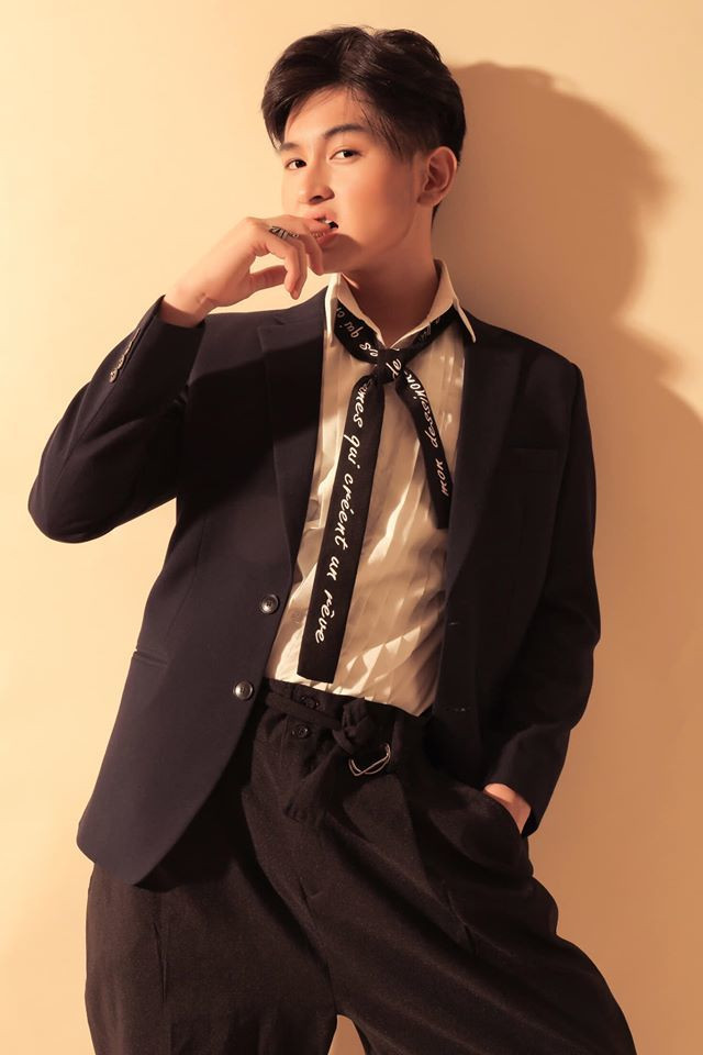 "Giờ “ổng” gần 20 tuổi, mấy năm nữa lớn hẳn rồi, lúc đó có bồ nữa, không biết còn nghe lời ba nữa không? Được cái giờ cũng ngoan lắm. Tôi chỉ mong mai mốt nó lớn lên được sống như những gì nó ước muốn. Nó mê nghề, diễn thì chưa hay nhưng chịu khó lắm, nếu may mắn được khán giả để ý thì mừng quá. Cái chính là tôi muốn con phải biết tự lo cho mình. Tôi đâu biết ngày mai mình ra sao nên lỡ một ngày nào đó không còn ba thì nó vẫn phải sống, phải làm nghề thôi. Dĩ nhiên, tôi cũng sắp xếp hết rồi, có gì đi nữa thì nó vẫn sẽ ổn thôi...", Minh Nhí bỏ lửng.