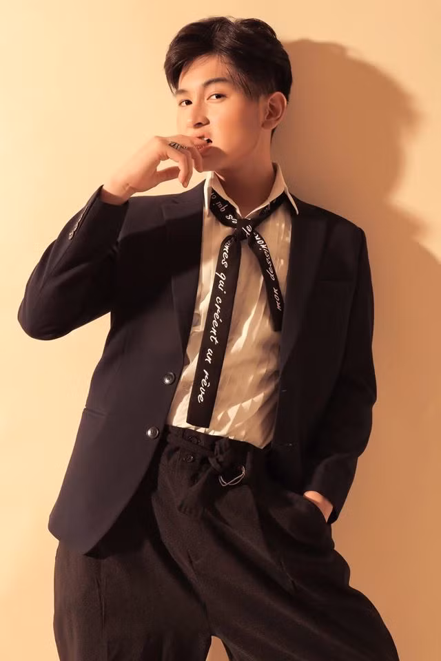 "Giờ “ổng” gần 20 tuổi, mấy năm nữa lớn hẳn rồi, lúc đó có bồ nữa, không biết còn nghe lời ba nữa không? Được cái giờ cũng ngoan lắm. Tôi chỉ mong mai mốt nó lớn lên được sống như những gì nó ước muốn. Nó mê nghề, diễn thì chưa hay nhưng chịu khó lắm, nếu may mắn được khán giả để ý thì mừng quá. Cái chính là tôi muốn con phải biết tự lo cho mình. Tôi đâu biết ngày mai mình ra sao nên lỡ một ngày nào đó không còn ba thì nó vẫn phải sống, phải làm nghề thôi. Dĩ nhiên, tôi cũng sắp xếp hết rồi, có gì đi nữa thì nó vẫn sẽ ổn thôi...", Minh Nhí bỏ lửng.