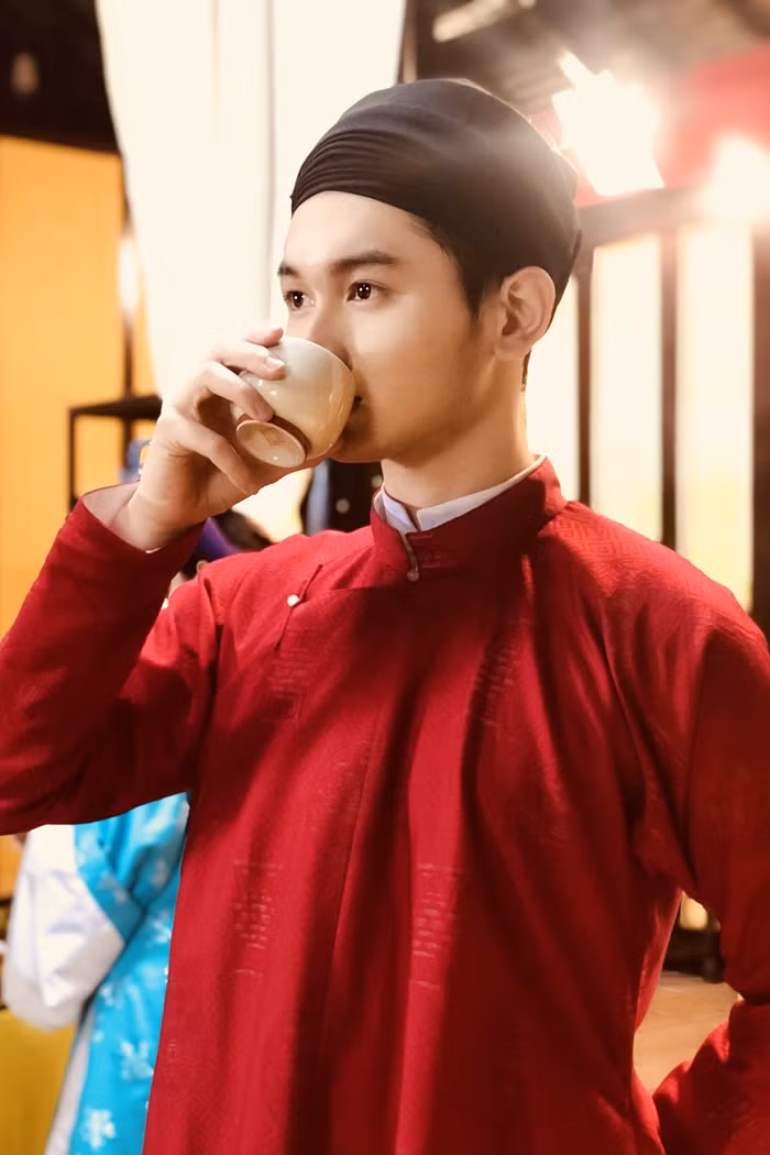 VietNamNet từng phỏng vấn Minh Nhí, nghe anh trải lòng về con trai nuôi. Danh hài kể, anh nhận nuôi Minh Khải năm cậu bé 15 tuổi. Minh Khải mê nghệ thuật từ nhỏ, đã có định hướng theo nghiệp diễn lâu dài.