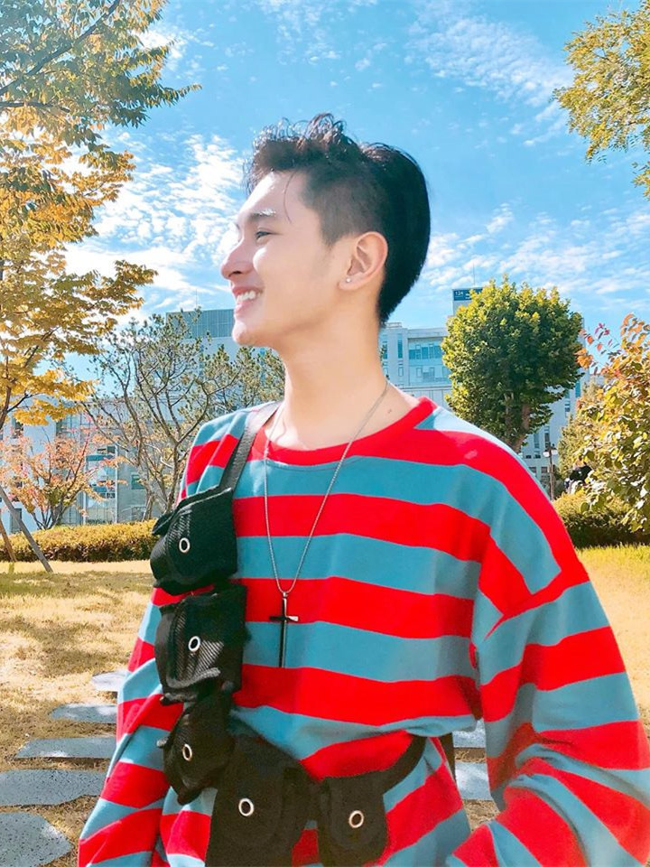 Minh Nhí kể, hồi mới đưa Minh Khải về nhà, gia đình và dòng họ anh không chấp nhận chuyện này. Anh nghiêm giọng nói trước mặt mọi người: "Tôi đã nhận con rồi thì nó là con cháu trong gia đình". Một phần, nhờ cách sống của Minh Khải mà mọi người cũng dần quen và yêu thương cậu.