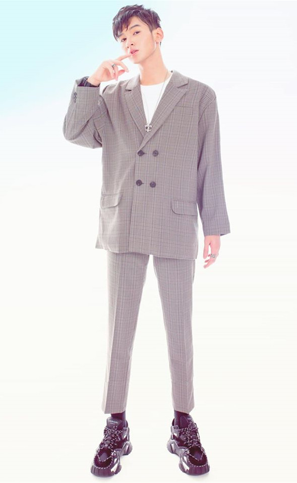 Minh Nhí nhận định tuy Minh Khải chưa thực sự giỏi nghề nhưng luôn chịu khó, theo đoàn phim có khổ cực cũng chịu đựng, không kêu than với ba. Minh Nhí vừa dạy nghề, vừa uốn nắn đạo đức, lối sống của con từng ngày. Càng thương con, danh hài càng lo nhiều.