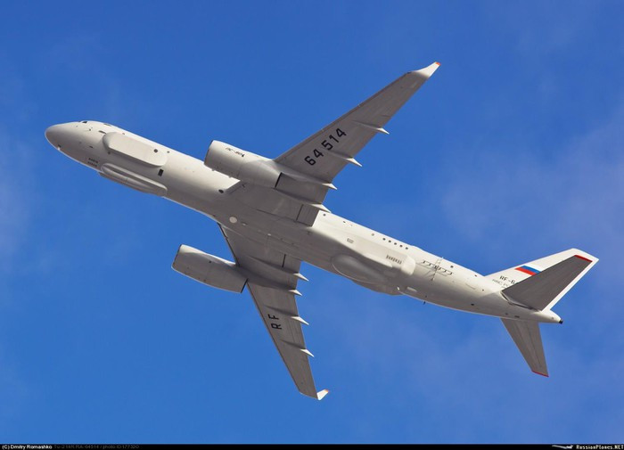 Máy bay trinh sát Tu-214R sử dụng máy bay chở khách cỡ trung Tu-214 làm nền tảng, do vậy có thể đáp ứng mọi yêu cầu của một máy bay trinh sát hiện đại. Do lắp đặt nhiều thiết bị trinh sát, Tu-214R thậm chí còn toàn diện hơn máy bay trinh sát RC-135 được trang bị trong quân đội Mỹ.