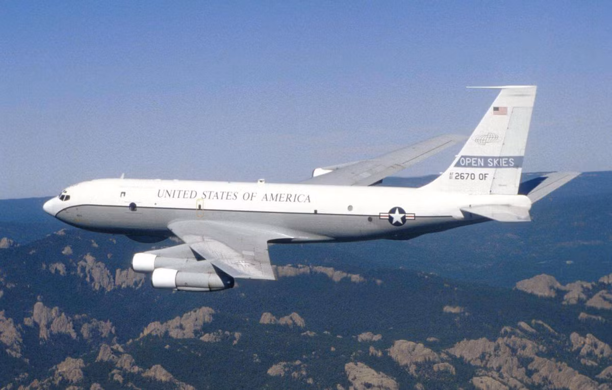 Tính năng của máy bay Tu-214R chỉ được phán đoán qua việc sử dụng nó trong Hiệp ước Bầu trời mở, với việc sử dụng ăng-ten lớn. Tuy nhiên, ngay cả khi thông tin về Tu-214R không toàn diện, NATO vẫn tin rằng, đây là loại máy bay có hiệu suất trinh sát rất cao.