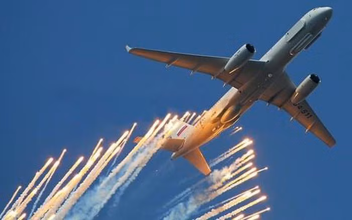 Tu-214R được trang bị radar có thể quét xuyên mặt đất (GPR), hiểu cách khác là máy bay được cho là có thể nhìn xuyên qua mặt đất. Bất kỳ vật thể nào ẩn dưới mặt đất, được phủ đầy tuyết hoặc cát, hoặc được ngụy trang bởi cây cối, đều bị Tu-214R phát hiện. Nó sẽ chụp ảnh và ngay lập tức truyền thông tin đến sở chỉ huy.