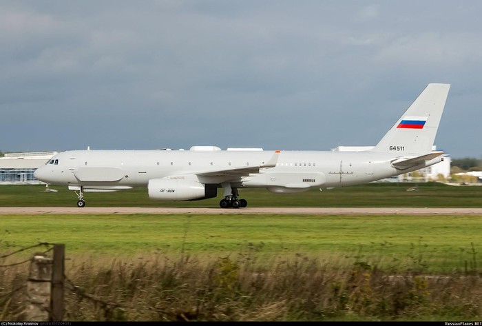 Theo trang web Global Security cho biết, không giống như máy bay trinh sát Tu-214ON, được chế tạo giành riêng cho các nhiệm vụ kiểm tra theo Hiệp ước Bầu trời mở nên chỉ mang theo thiết bị chụp ảnh trên khoang, máy bay Tu-214R sở hữu những tính năng vượt trội để thu thập thông tin tình báo.