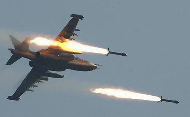 Ngoài tên lửa, Su-25 còn trang bị bom có điều khiển bằng laser loại 350 kg và 670kg, bom cháy 500kg và bom chùm và một pháo hàng không 2 nòng 30 mm GSh-2-30; được lắp ở phía trước, dưới mũi máy bay, cơ số đạn là 260 viên; tốc độ bắn 800 viên/phút.