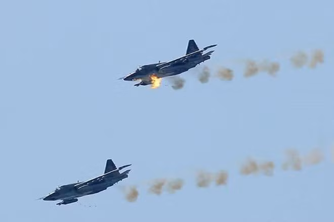Về vũ khí phòng thủ, Su-25 được trang bị 2 tên lửa tầm ngắn hồng ngoại R-60, (tương đương của Sidewinder AIM-9 của Mỹ); do Su-25 hoàn toàn không được coi là máy bay đánh chặn, nên tên lửa loại này chỉ để tự vệ, hoặc chống lại trực thăng bay chậm mà thôi.