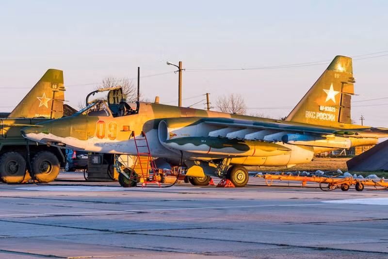 Ngoài lớp bảo vệ bằng titan ra, buồng lái và một số bộ phận thiết yếu khác còn được bọc thêm một lớp thép không gỉ để nâng cấp bảo vệ phi công và máy bay; máy bay được trang bị một ghế phóng dù K-36L Zvezda dùng cho trường hợp khẩn cấp.