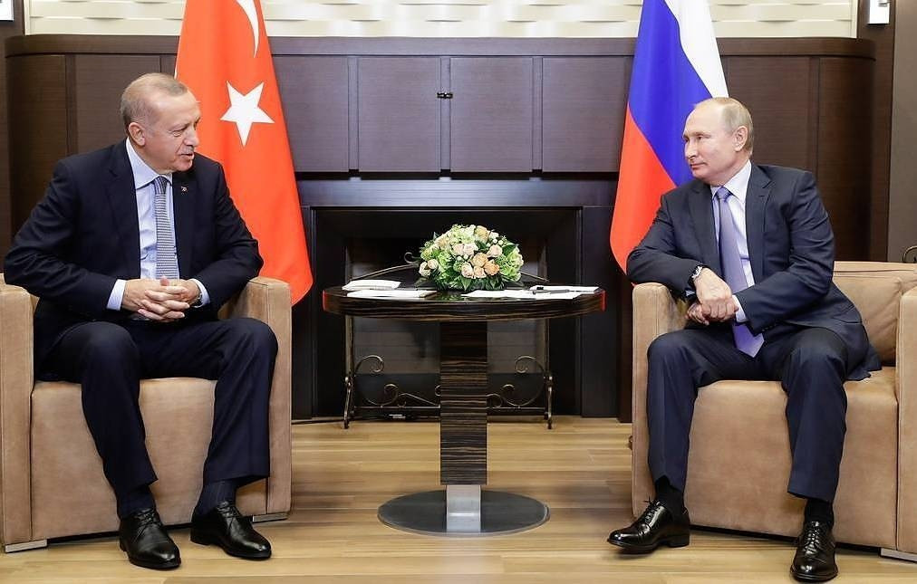 Sau cuộc gặp gỡ cấp cao đàm phán về Syria giữa Tổng thống Thổ Nhĩ Kỳ Erdogan và Tổng thống Nga Putin tại Moskva vào ngày 5/3 vừa qua, Nga và Thổ Nhĩ Kỳ đã đồng ý thực hiện nghĩa vụ của mình trong khuôn khổ Hiệp ước Bầu trời mở; đây là hành động gây dựng lại lòng tin sau căng thẳng ở Idlib.