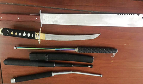 Số hung khí nhóm đối tượng gây ra vụ truy sát kinh hoàng giữa đêm.