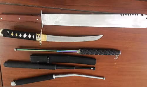 Số hung khí nhóm đối tượng gây ra vụ truy sát kinh hoàng giữa đêm.