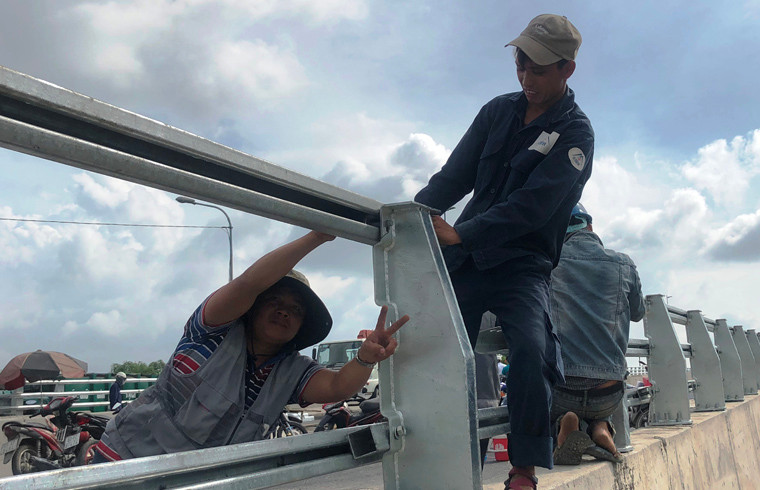 Các công nhân tất bật làm việc dưới nắng nóng mùa hè để đảm bảo ngày thông xe vào sáng 29/6.