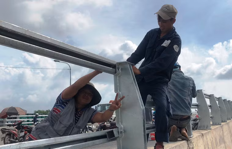 Các công nhân tất bật làm việc dưới nắng nóng mùa hè để đảm bảo ngày thông xe vào sáng 29/6.