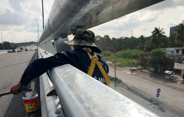 Theo ghi nhận của PV vào chiều 27/6, công trình cầu vượt cơ bản đã hoàn tất 99%. Hiện các công nhân đang khẩn trương thi công những công đoạn mỹ quan của cầu.