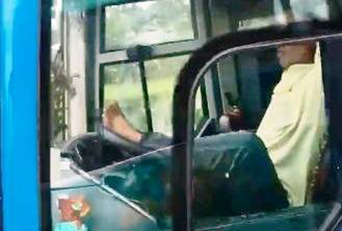 Tài xế xe khách hãng Tuấn Hiệp lái xe khách bằng chân lưu thông với tốc độ hơn 80km/h trên cao tốc TP HCM - Trung Lương.